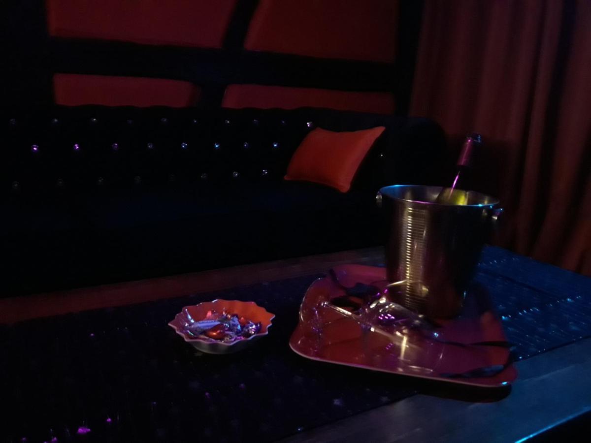 Love Room Le Rouge Et Noir Барр Экстерьер фото