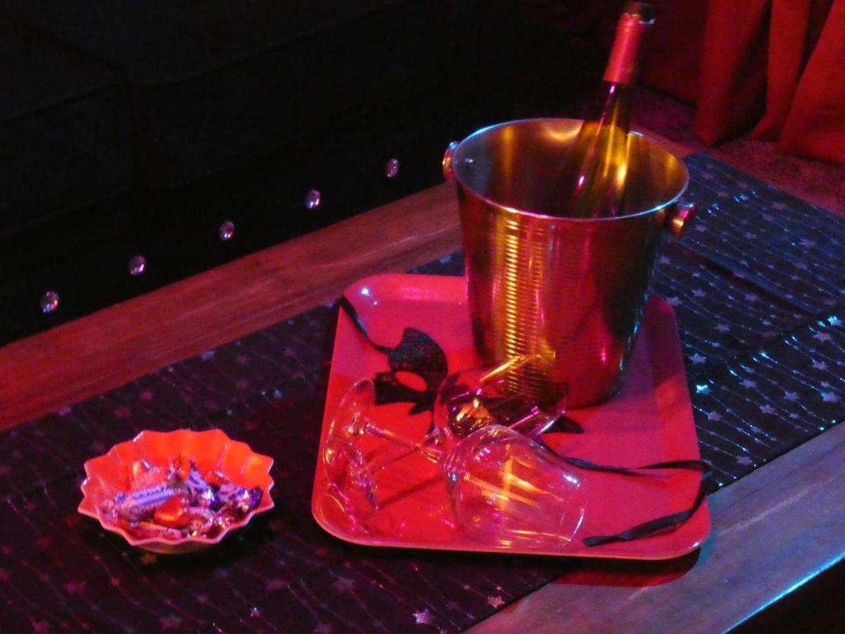 Love Room Le Rouge Et Noir Барр Экстерьер фото